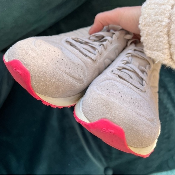 New Balance Suede Fresh Foam Arishi V2 Running Shoe Size 9.5 EUC Gray Pink - Picture 4 of 7